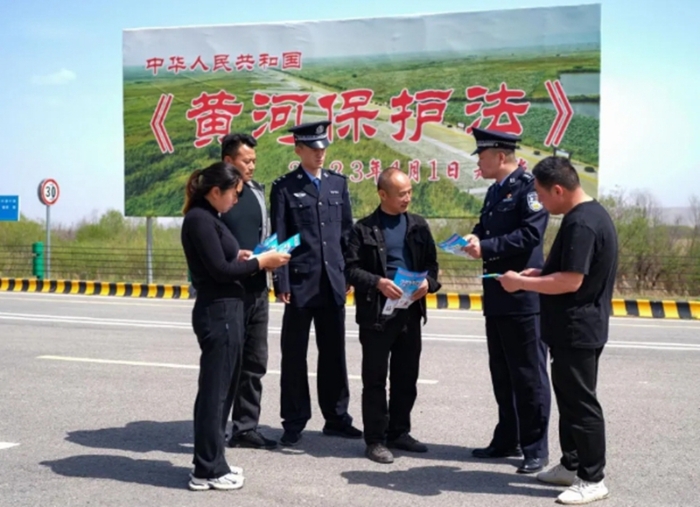 洽川派出所干警深入黄河湿地渔业养殖户,宣传黄河流域休禁期禁止捕捞通告。 洽川派出所干警深入黄河湿地渔业养殖户,宣传黄河流域休禁期禁止捕捞通告。