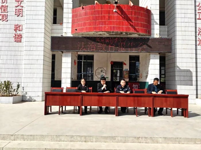 澄城检察干警进校园讲授法治教育课。 澄城检察干警进校园讲授法治教育课。