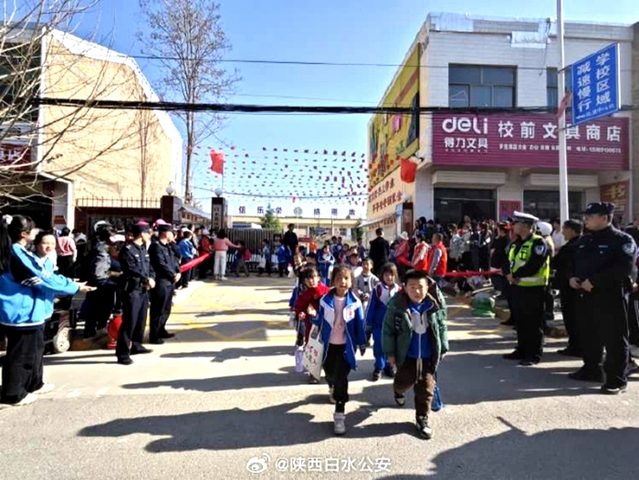 白水公安组织民辅警开展校园护学岗工作。 白水公安组织民辅警开展校园护学岗工作。