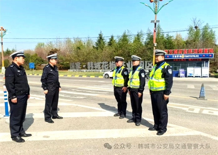韩城公安交警清明节前积极开展道路交通安全宣传活动。 韩城公安交警清明节前积极开展道路交通安全宣传活动。