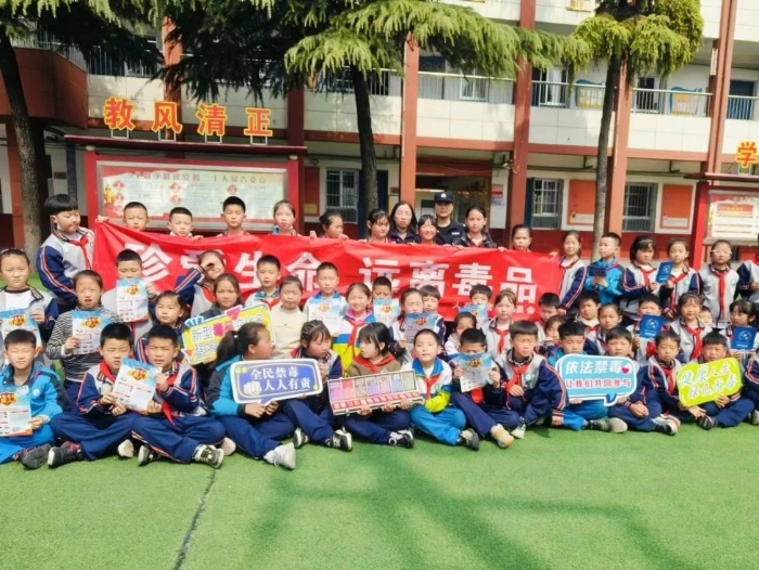 大荔县公安局禁毒大队走进学门前小学开展禁毒宣传教育讲座。