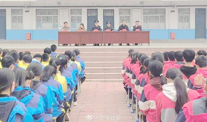合阳公安金水派出所走进辖区城关中学开展法治宣传进校园活动。