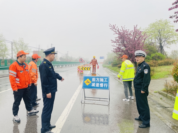 华州公安交警联合公路段开展清明节前道路隐患排查工作。