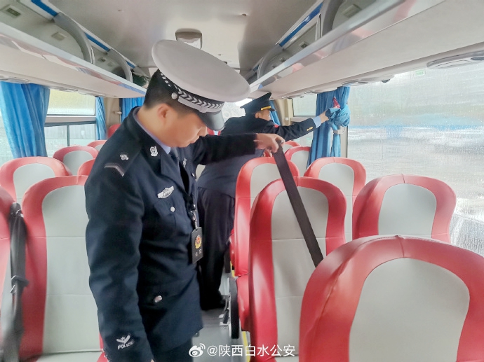 白水公安交警联合交通运输部门开展清明节前客运企业交通安全检查.