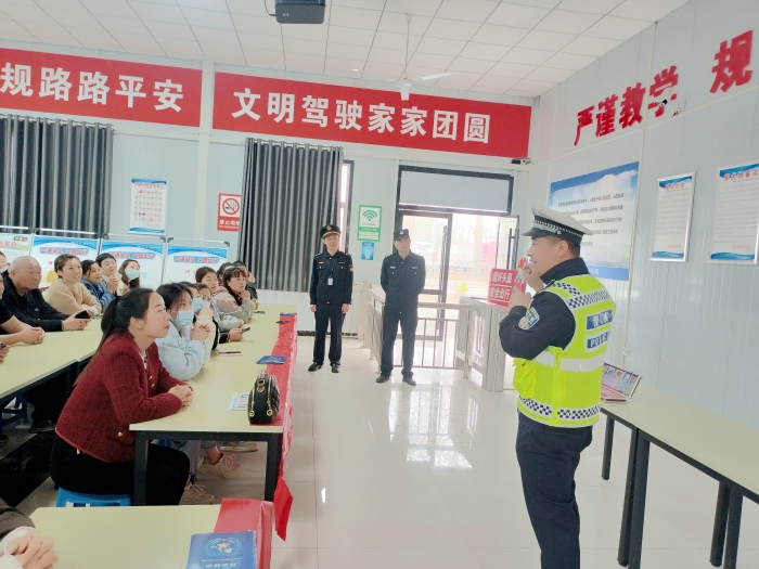 大荔公安交警联合禁毒大队、交通运管部门走进金龙驾校，开展交通安全宣传活动.
