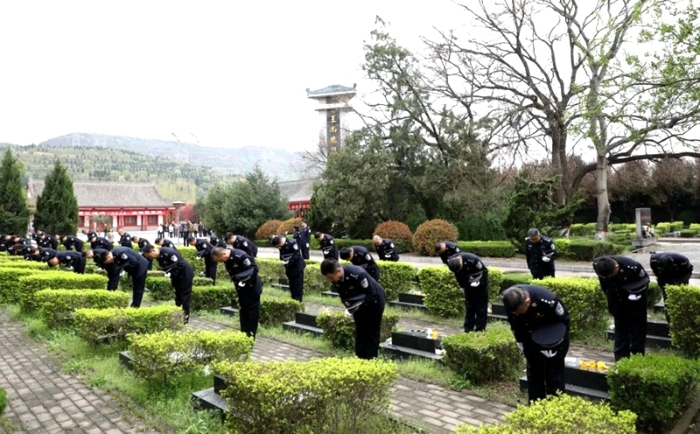 临渭公安组织开展“清明祭英烈 忠诚铸警魂”革命理想主题教育活动。