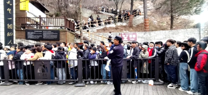 华阴公安开启“护航”模式，守护华山景区旅游高峰。