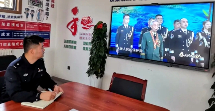 渭南市公安局组织广大民辅警收看专题节目《春天的铭记》。