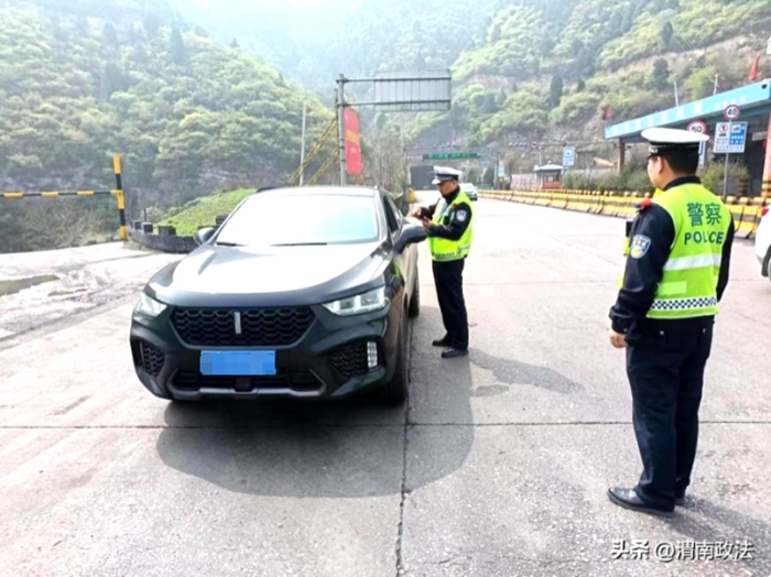 清明假期韩城公安交警坚守岗位疏堵保畅。