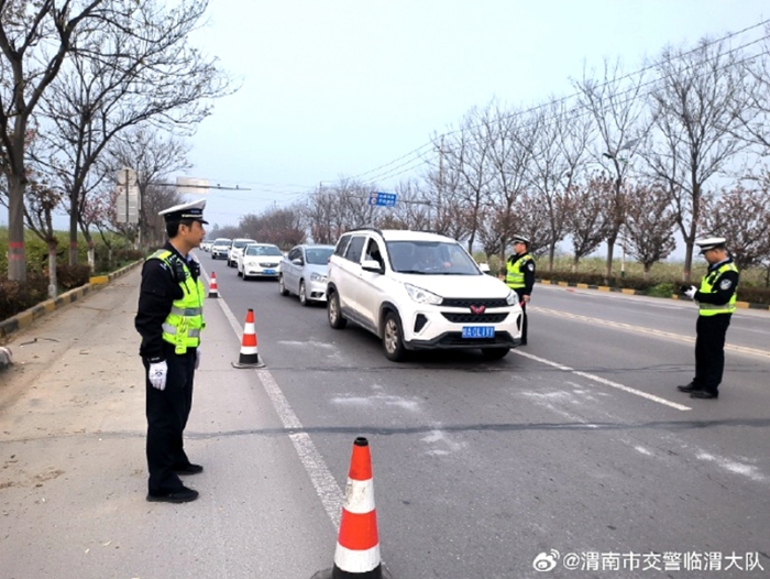 临渭交警大队交斜中队筑牢清明节交通安全防线。