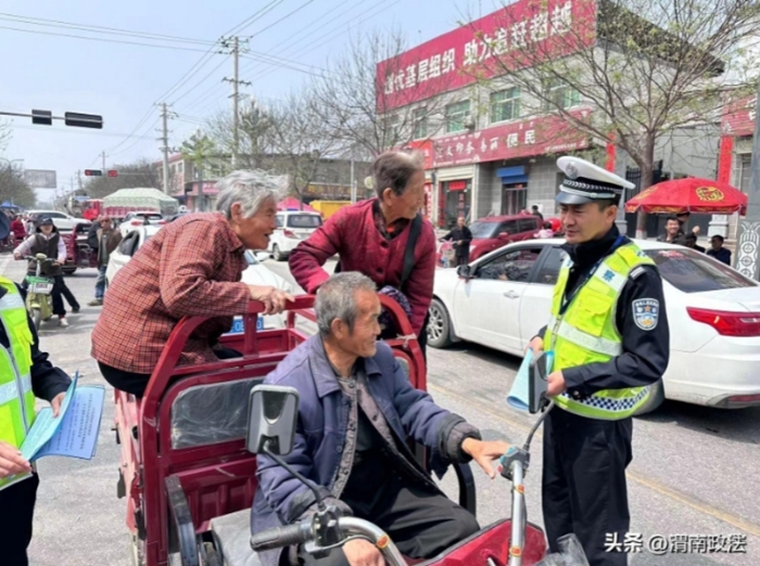 富平交警全力以赴为清明节群众出行“保驾护航”。