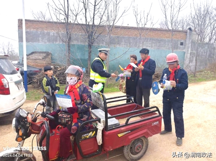 清明假期，蒲城公安交警尧山庙会讲安全保畅通。