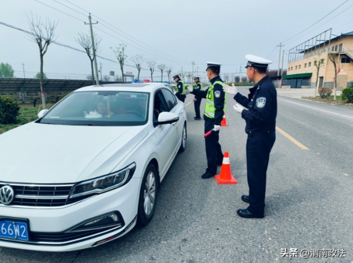 白水公安交警倾力守护清明假期安全出行。