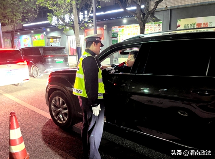大荔公安交警全力做好小长假返程交通管理工作。