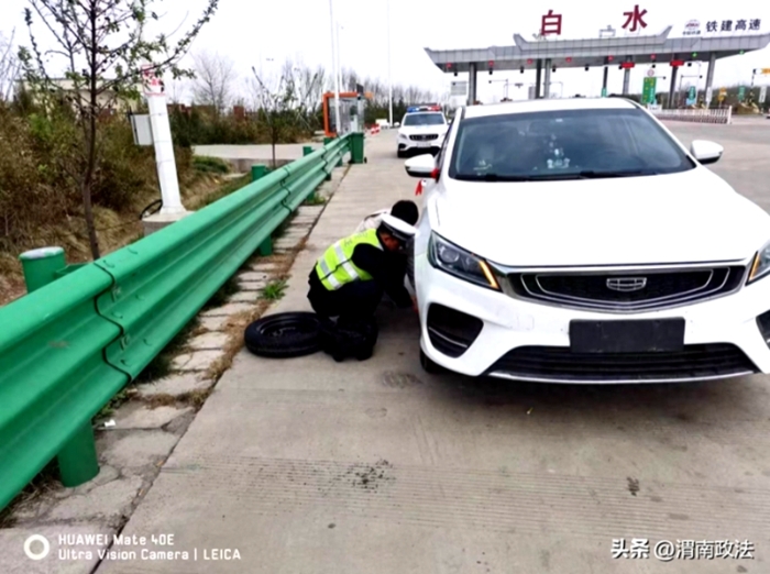 小客车轮胎漏气，交警暖心救助。