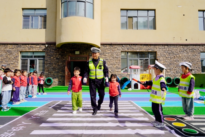 华州公安交警走进辖区启知安佑幼儿园开展交通安全宣传活动。