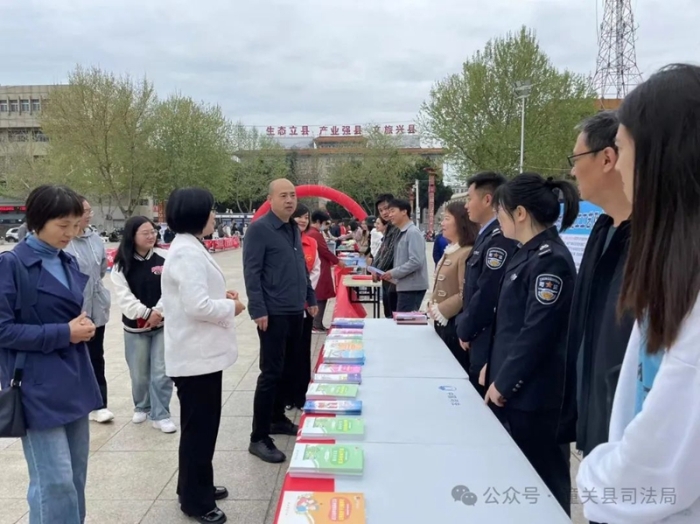 潼关县司法局开展普法宣传和法律咨询活动。