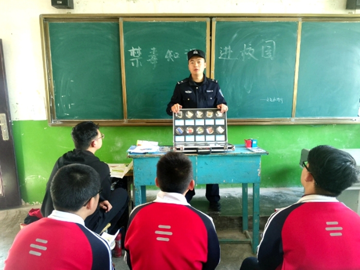 澄城公安交道派出所民警在交道镇中学开展禁毒宣传。