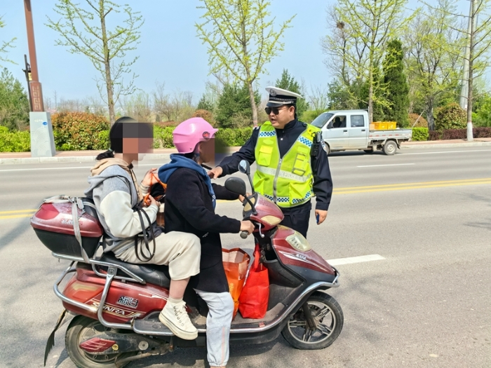 韩城公安交警坚守“护学岗”，打造学生“平安路”。