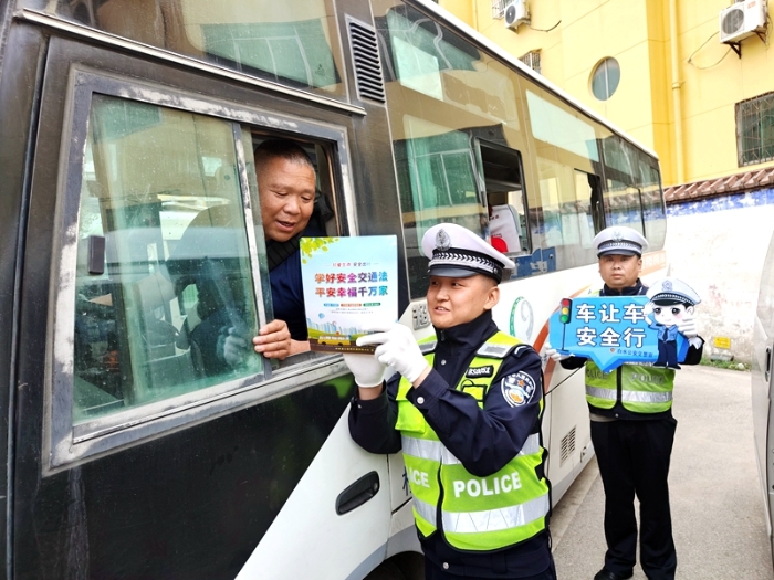 白水公安交警走进客运企业开展“车让车 安全行”交通安全宣传活动。