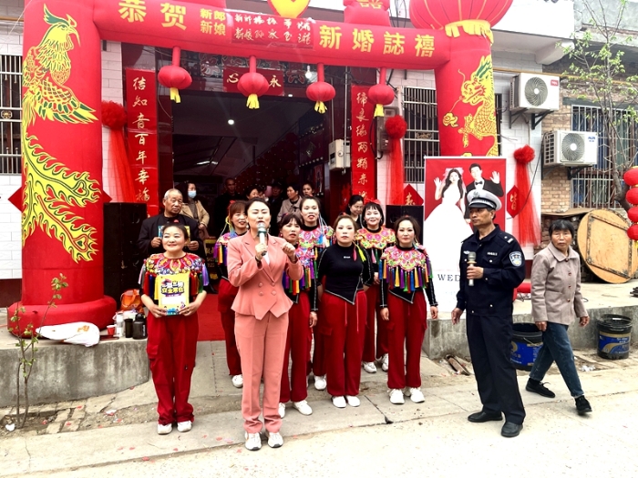 大荔公安交警走进村民婚礼，携手司仪开展交安宣传活动。