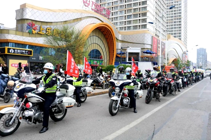 渭南高新交警携手渭南高新区九方摩托车驾校及活塞机车俱乐部开展“文明骑行 从我做起”交通安全宣传活动。