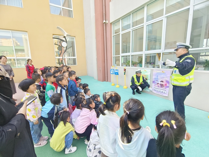 蒲城公安交警进校园开展“知危险  会避险”宣传活动。
