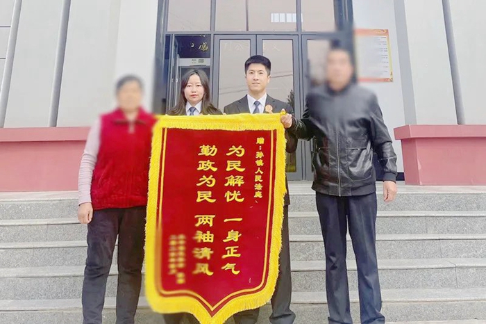 蒲城法院妥善化解纠纷获赠锦旗。