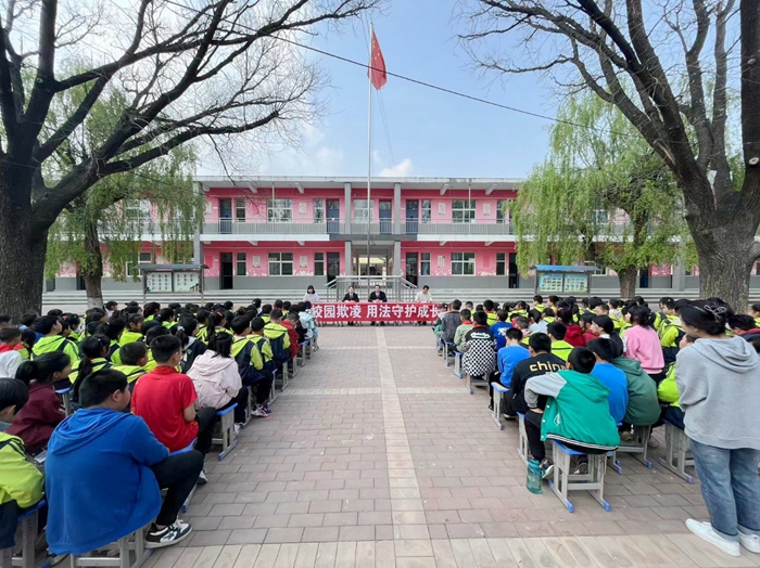 富平县人民法院美原人民法庭干警开展“拒绝校园欺凌 用法守护成长”专题讲座。