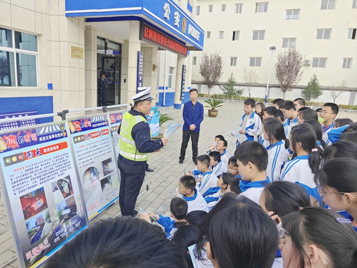 白水公安史官派出所开展“学生进警营”参观体验活动。