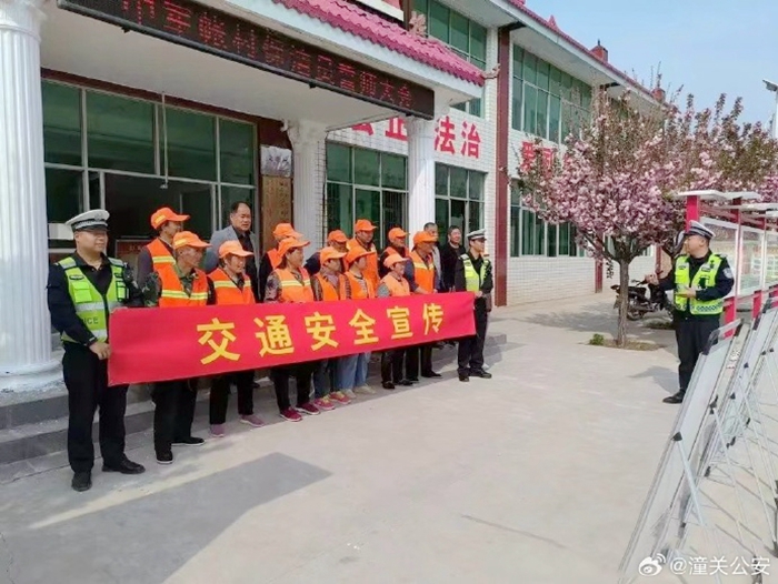 潼关公安交警走进乡村社区开展“一盔一带”交通安全宣传活动.