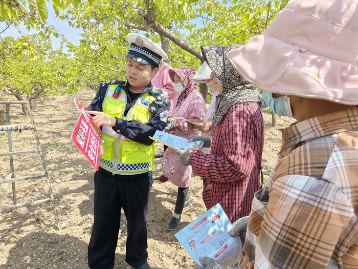 大荔公安交警在辖区开展“美丽乡村行”主题宣讲活动。