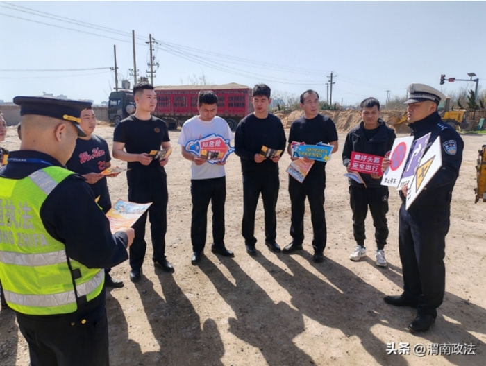 大荔公安交警联合交通运输部门深入货运企业开展安全警示教育。