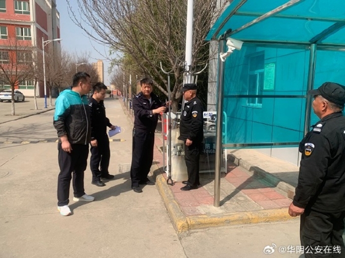 华阴公安西岳派出所组织民警深入辖区校园开展安全检查。