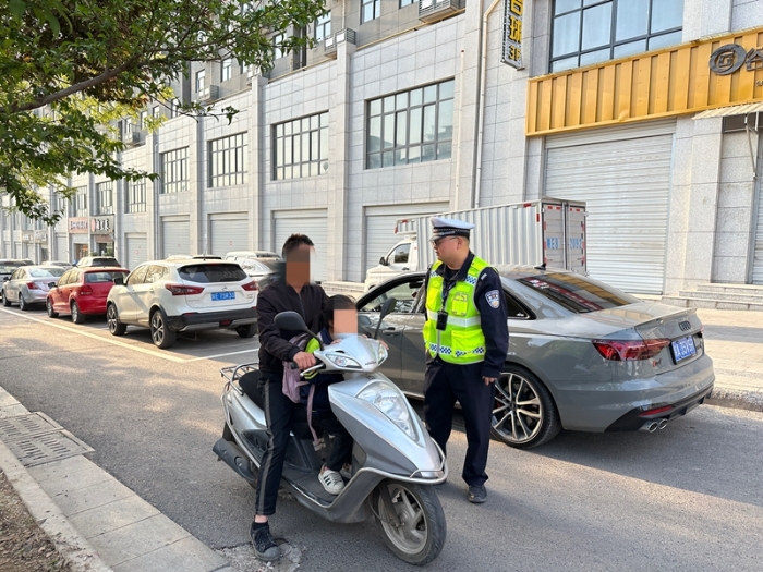 韩城公安交警集中整治行人、非机动车交通违法行为。