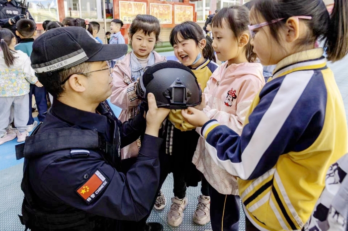 白水县公安局巡特警大队走进白水县县幼儿园开展安全知识防范教育活动。