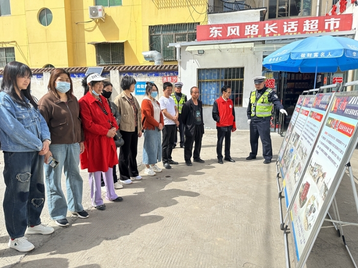 白水公安交警开展“4·15”全民国家安全教育日宣传活动。