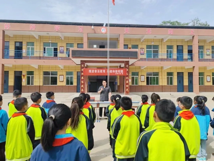 大荔县人民法院朝邑法庭法官干警走进学校开展法治宣讲。