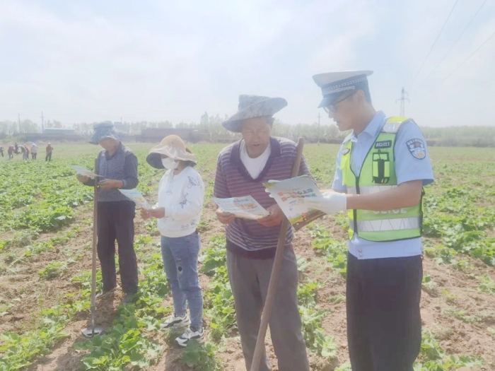 白水交警走进田间地头开展交通安全宣传活动。