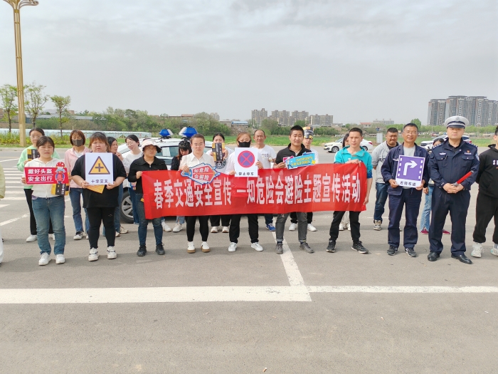 大荔公安交警走进华秦驾校开展春季道路交通安全宣传活动。