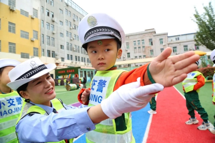 潼关交警微幼儿园小朋友讲授交通安全课。
