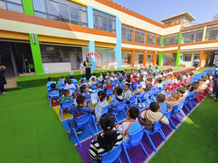 白水交警走进幼儿园开展交通安全宣传活动。