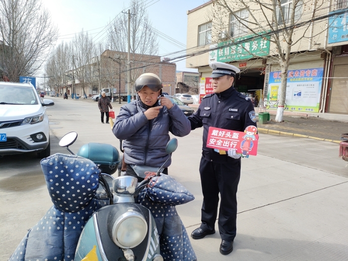 大荔公安交警开展“一盔一带”交通安全宣讲活动。