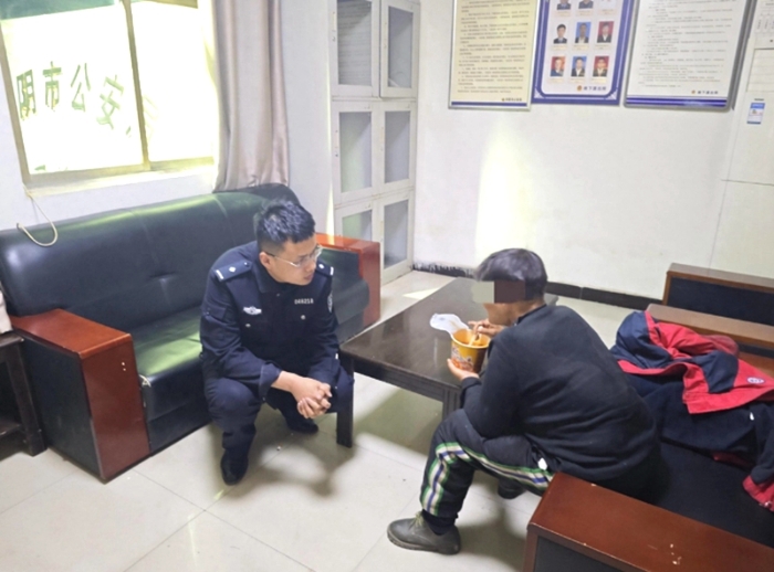 华阴公安暖心救助迷路老人。