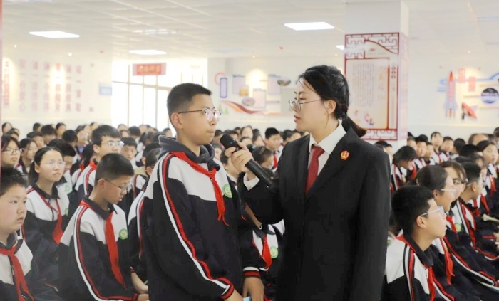 合阳法院摄入学校开展“法治进校园”普法宣传教育活动。