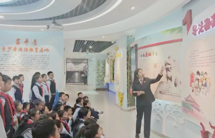 实验小学师生走进富平县青少年法治教育基地。