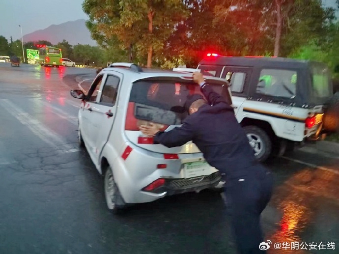 华阴公安帮助车主将故障车辆推移至路边安全路段。