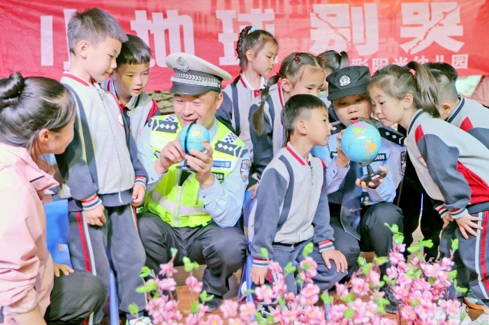 大荔县公安局交管大队和禁毒大队民警携手走进七彩阳光幼儿园开展“交通+禁毒”安全宣传活动。