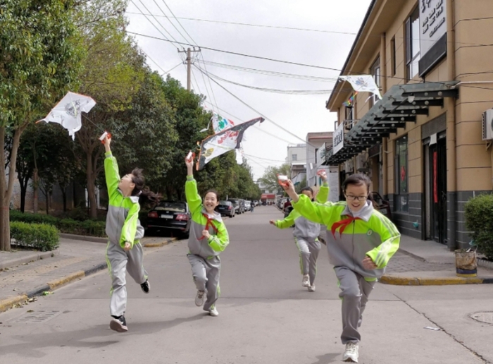 澄城县公安局禁毒文物大队开展禁毒手绘风筝放飞主题宣传活动。
