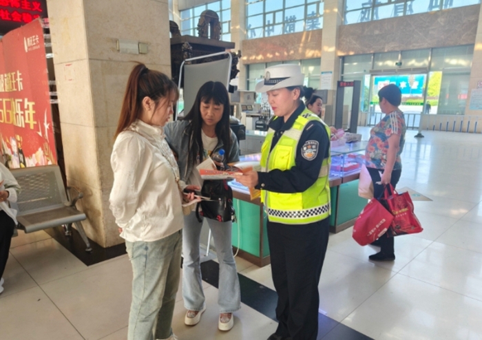 高新交警大队进客运站开展交通安全宣传活动。